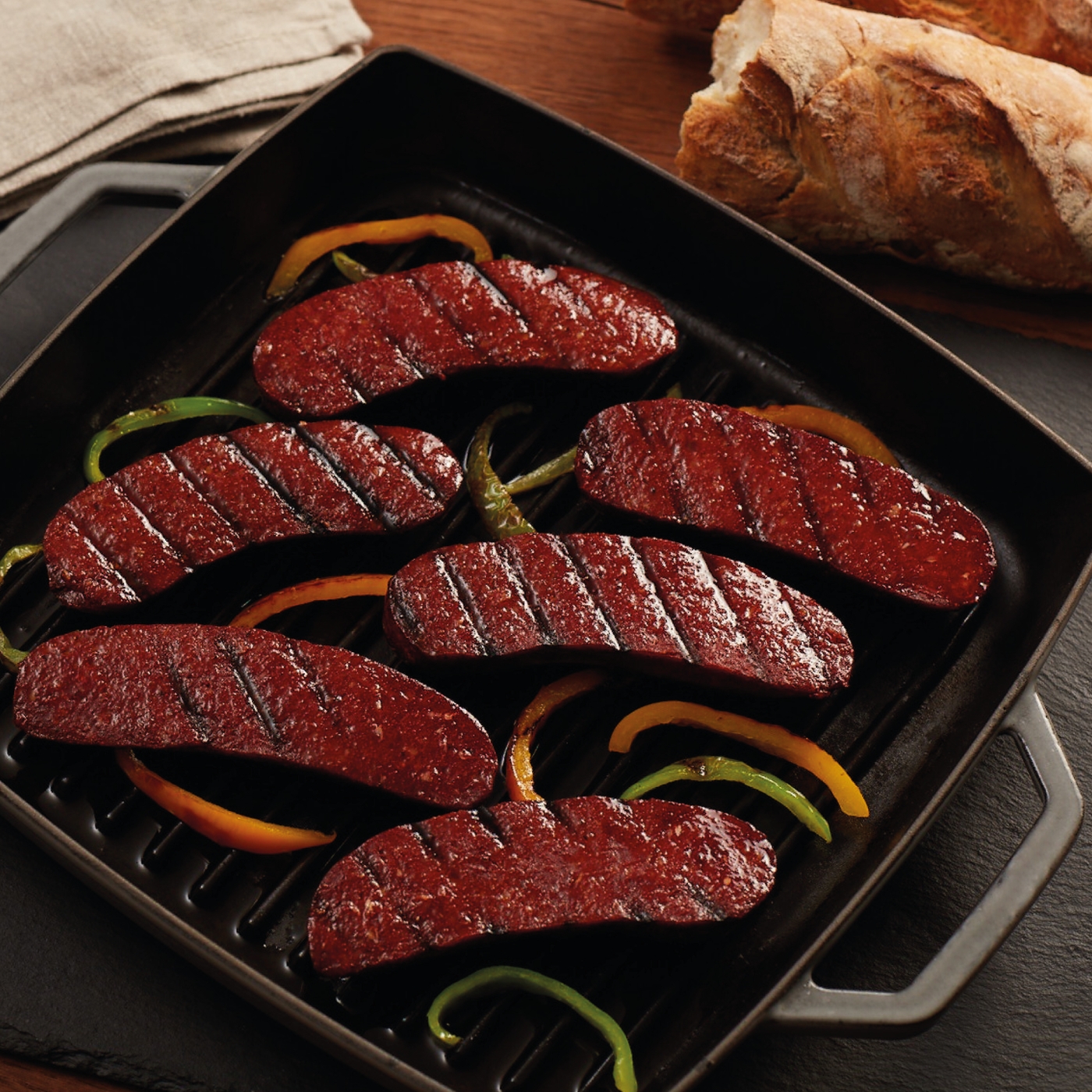 Geniş ürün yelpazemizde çeşitli sucuk çeşitleri bulunmakta olup, her damak zevkine hitap eden lezzetli sucuk alternatifleri sunmaktayız. 